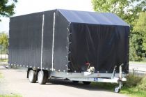Fahrzeugtransporter mit Plane
