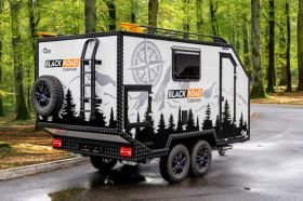 <strong>SPEEDCARAVAN BLACK ROAD</strong> 